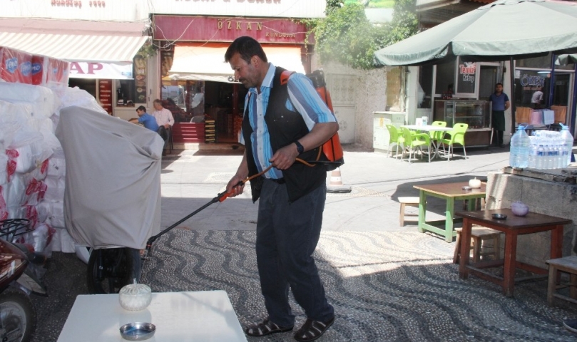 Muhtar, mahallesinin her derdine koşuyor