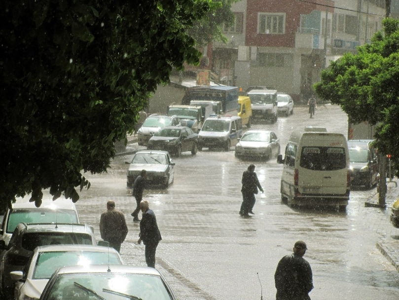 Kısa süreli dolu yağışı, çiftçiyi korkuttu