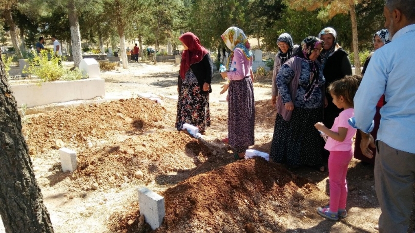 Gaziantep’te cinnet kurbanı anne ve 2 kızı yan yana defnedildi