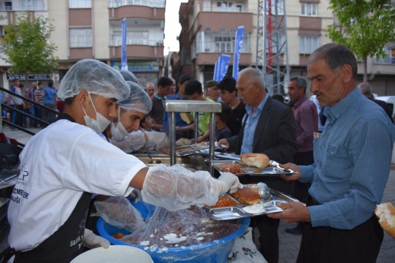 İftar çadırlarında her gün binlerce kişi ağırlanıyor