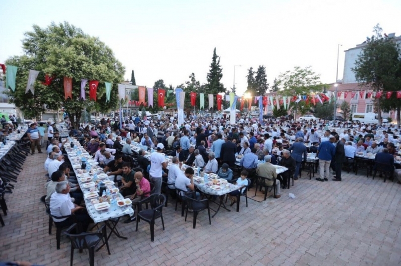 Başkan Şahin, iftar sofralarını geziyor