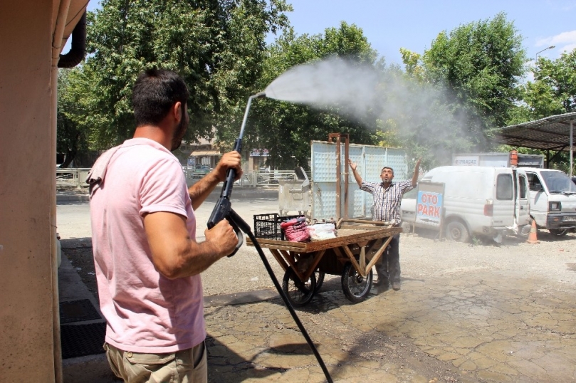 Oto yıkamacıdan vatandaşlara serinletme hizmeti