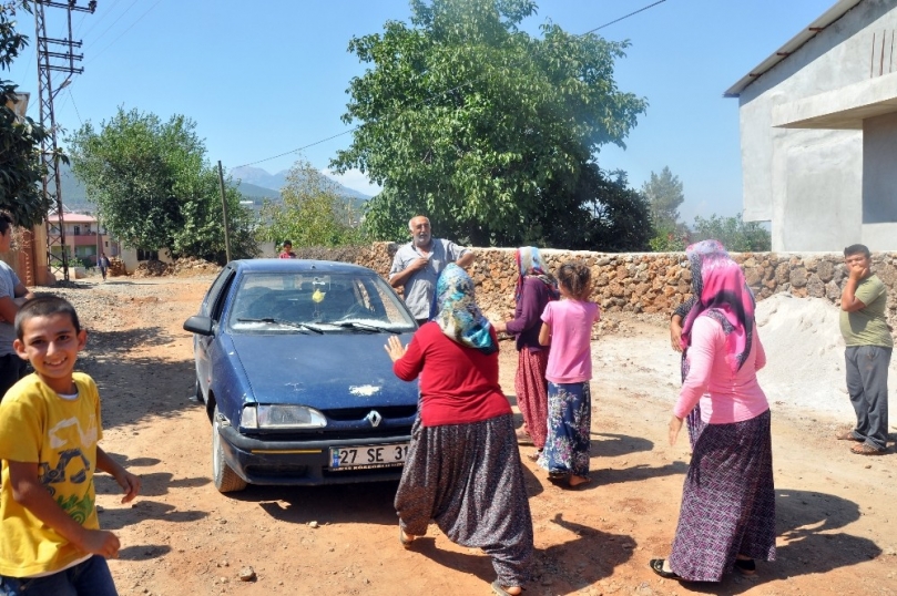 Köylü kadınlar yol kapattı