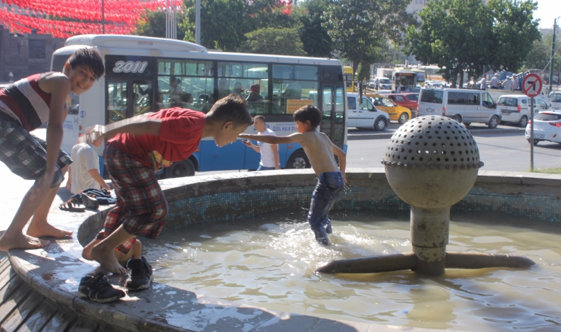 Çocukların tehlikeli serinleme yöntemi