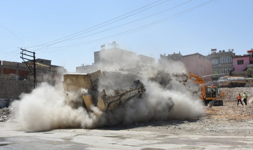 Boşaltılan binalar böyle yıkıldı