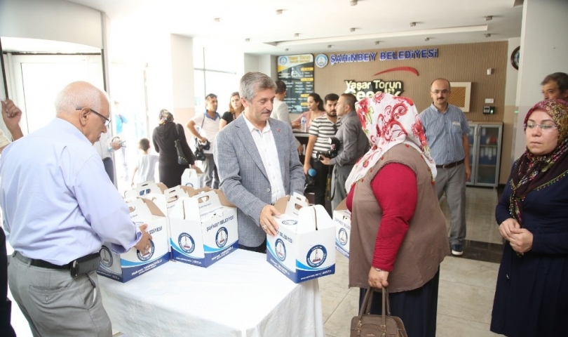 Şahibey’den vatandaşlara et yardımı