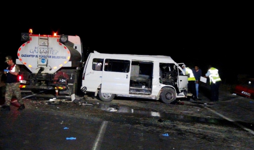 Minibüs sulama tankerine çarptı: 1 hayatını kaybetti, 1 kişi yaralı