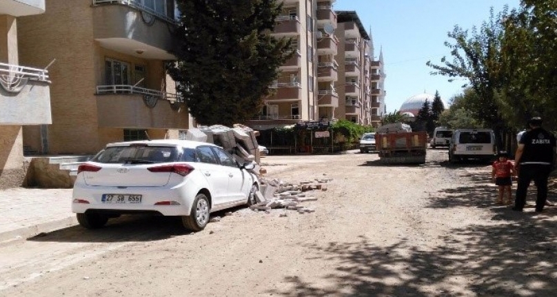 Kamyondan düşen bloklar, park halindeki aracı hurdaya çevirdi