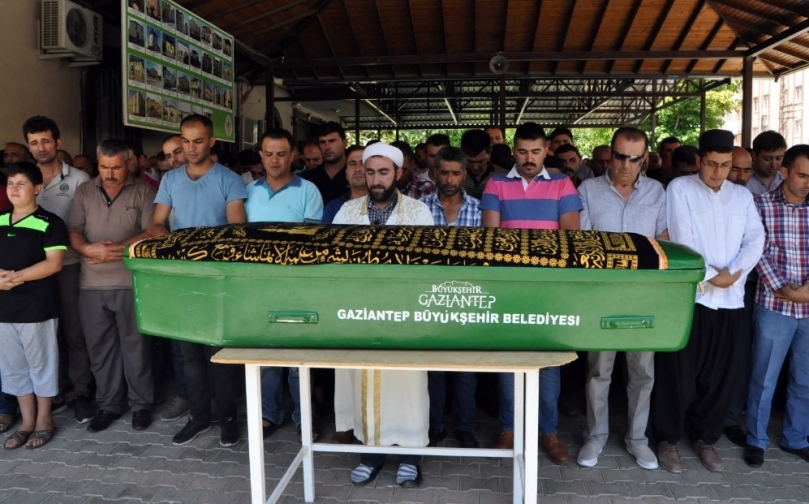 Oğlunu korumak isterken vurulan baba toprağa verildi