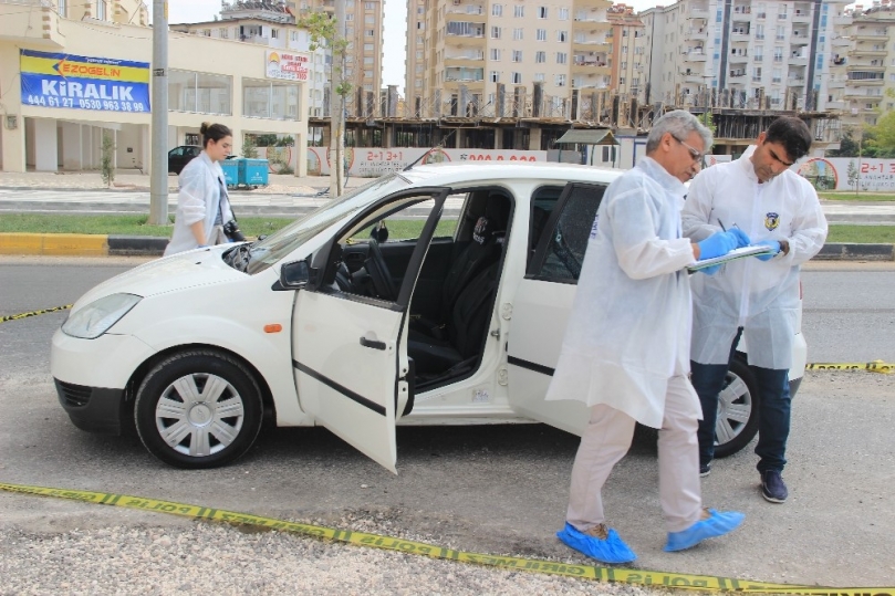 Emekli polis ayrıldığı karısının akrabasını otomobilde kurşun yağmuruna tuttu