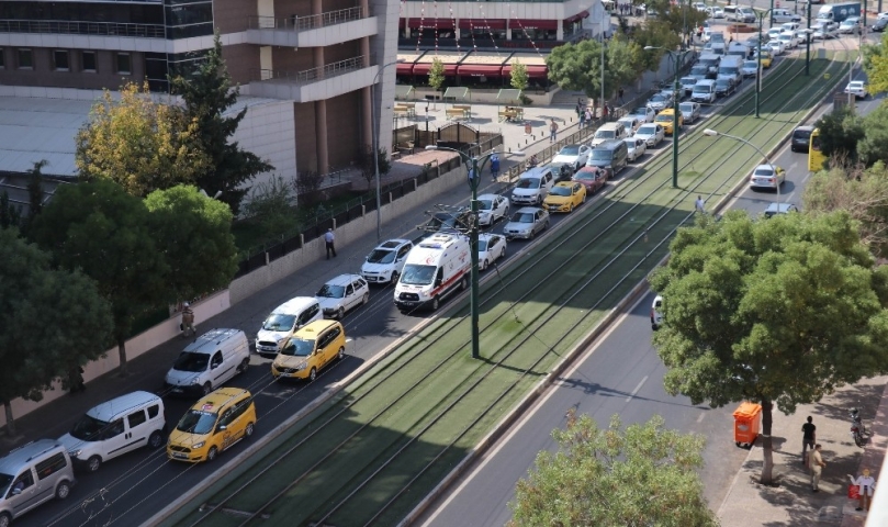 Hasta taşıyan ambulans, bayram trafiğine yakalandı