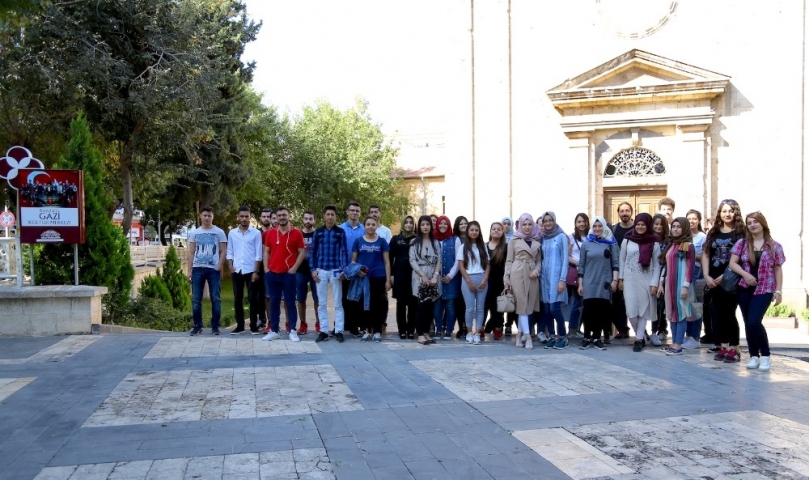 Yeni üniversite öğrencilerinden Gaziantep’e anlamlı gezi