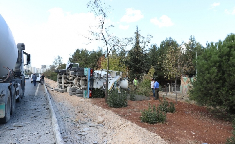 Beton mikseri devrildi harç yola döküldü