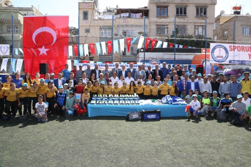 Gaziantep’te bin 890 kişiye spor malzemesi dağıtıldı