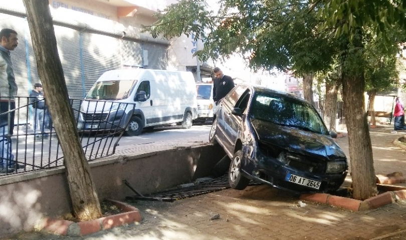 Yola fırlayan çocuğa çarpmamak isterken parka uçtu