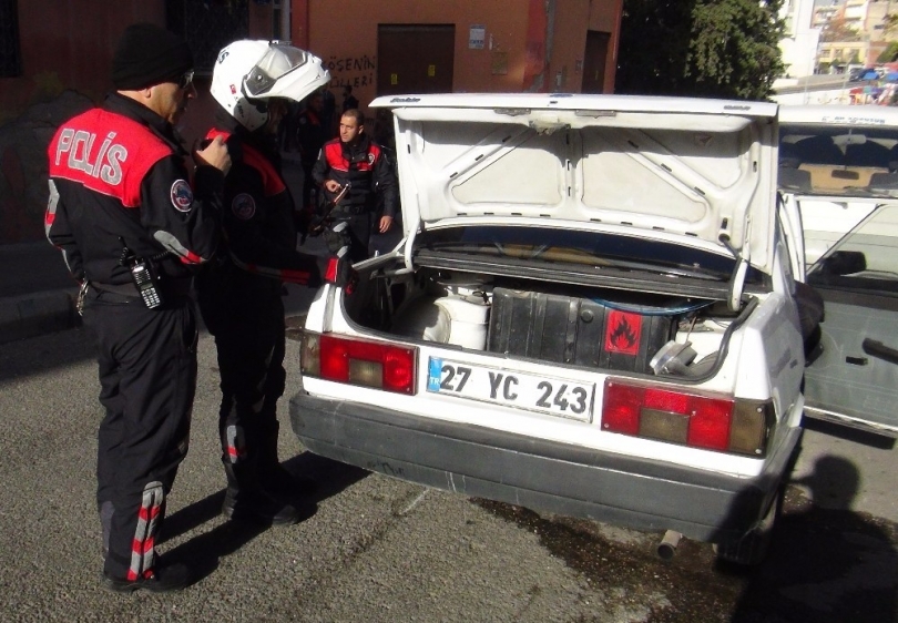 çaldıkları otomobille polisten kaçan şahıslar kaza yaptı