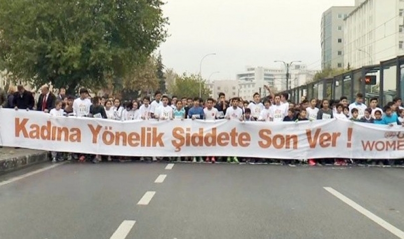 Kadına şiddete dikkati çekmek için koştular