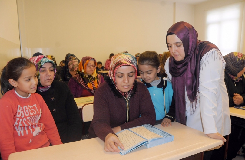 Yaşlı Teyzelerin Kur’an Öğrenme Azimleri Göz Dolduruyor