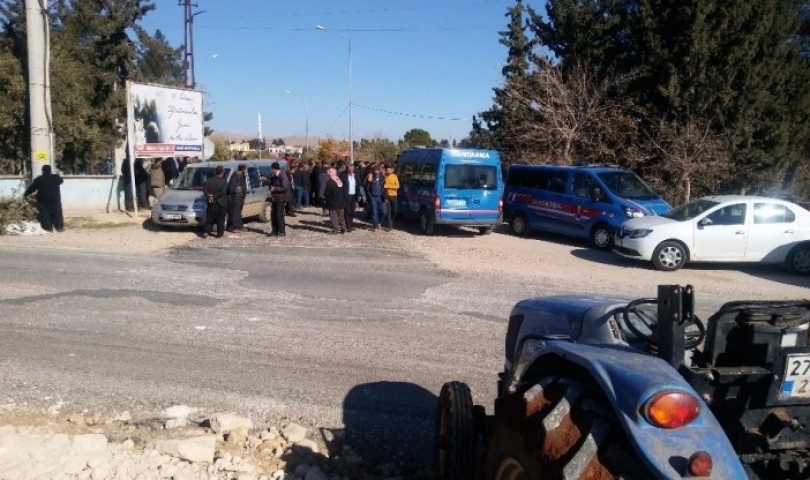 Mahalleli traktörlerle yolu kapattı