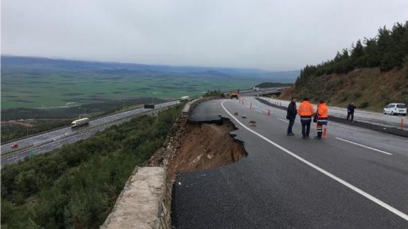 Aşırı yağış karayolunu çökertti