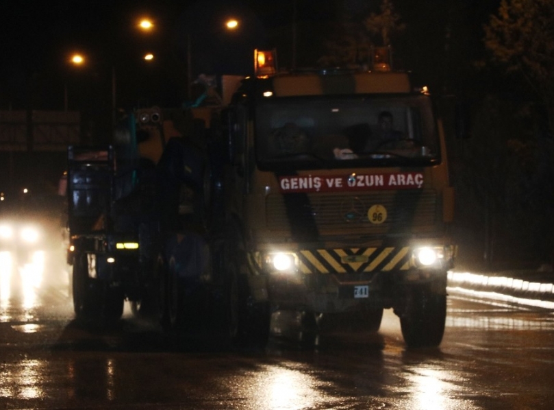 Afrin’e tank ve askeri personel sevkiyatı