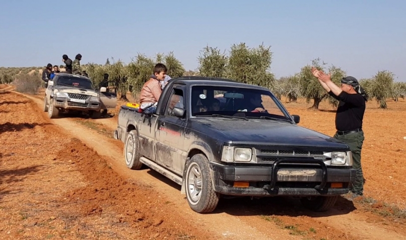 Suriyeliler çatışma bölgesinden güvenli yerlere kaçıyor