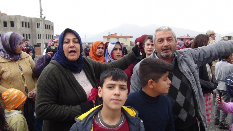 Gaziantep’te kadınlar, çevre yolunu ulaşıma kapattı