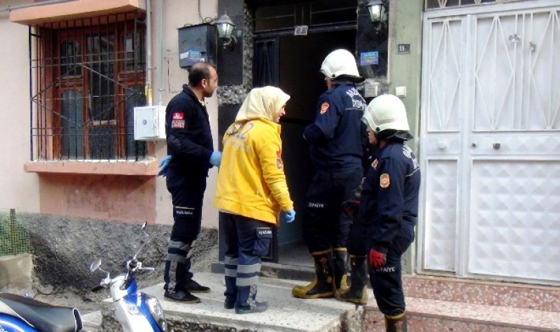 Kiracısını arayan ev sahibi polisi alarma geçirdi