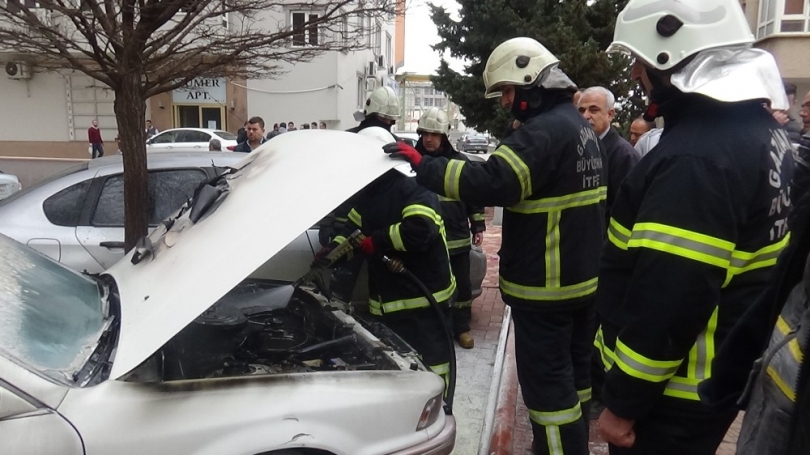 Park halindeki LPG’li otomobil alev aldı