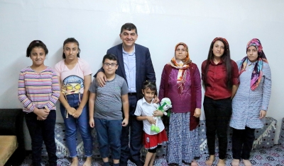 Başkan Fadıloğlu, yetimleri ve yaşlı kadını mutlu etti