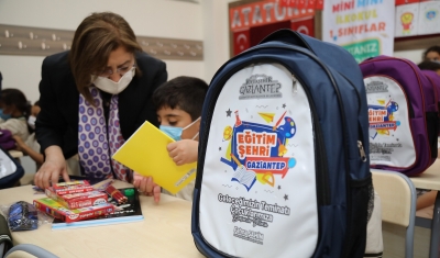 Büyükşehir, ilkokul 1’inci sınıf öğrencilerinin okul çantalarını dağıtmaya başladı