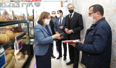 Başkan Şahin, Türk Bayrakları hediye ettiği esnafla İstiklal Marşı’nı okudu!