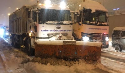 Büyükşehir karla mücadeleyi aralıksız sürdürdü