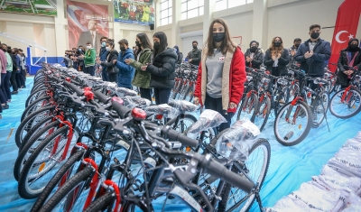 Büyükşehir ve valilik iş birliğinde pansiyonda konaklayan bin öğrenciye bisiklet dağıtıldı!