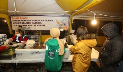 Gaziantep Büyükşehir, sınav döneminde üniversite öğrencilerine yemek ikram etti
