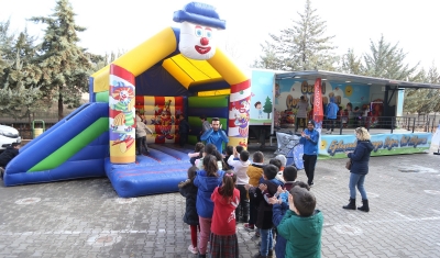 Gaziantep Büyükşehir, “Gezici Çocuk Oyun Tırı” ile çocuklara unutulmaz bir gün yaşatıyor