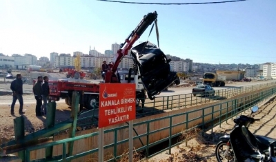 Hızını alamayan otomobil kanala uçtu